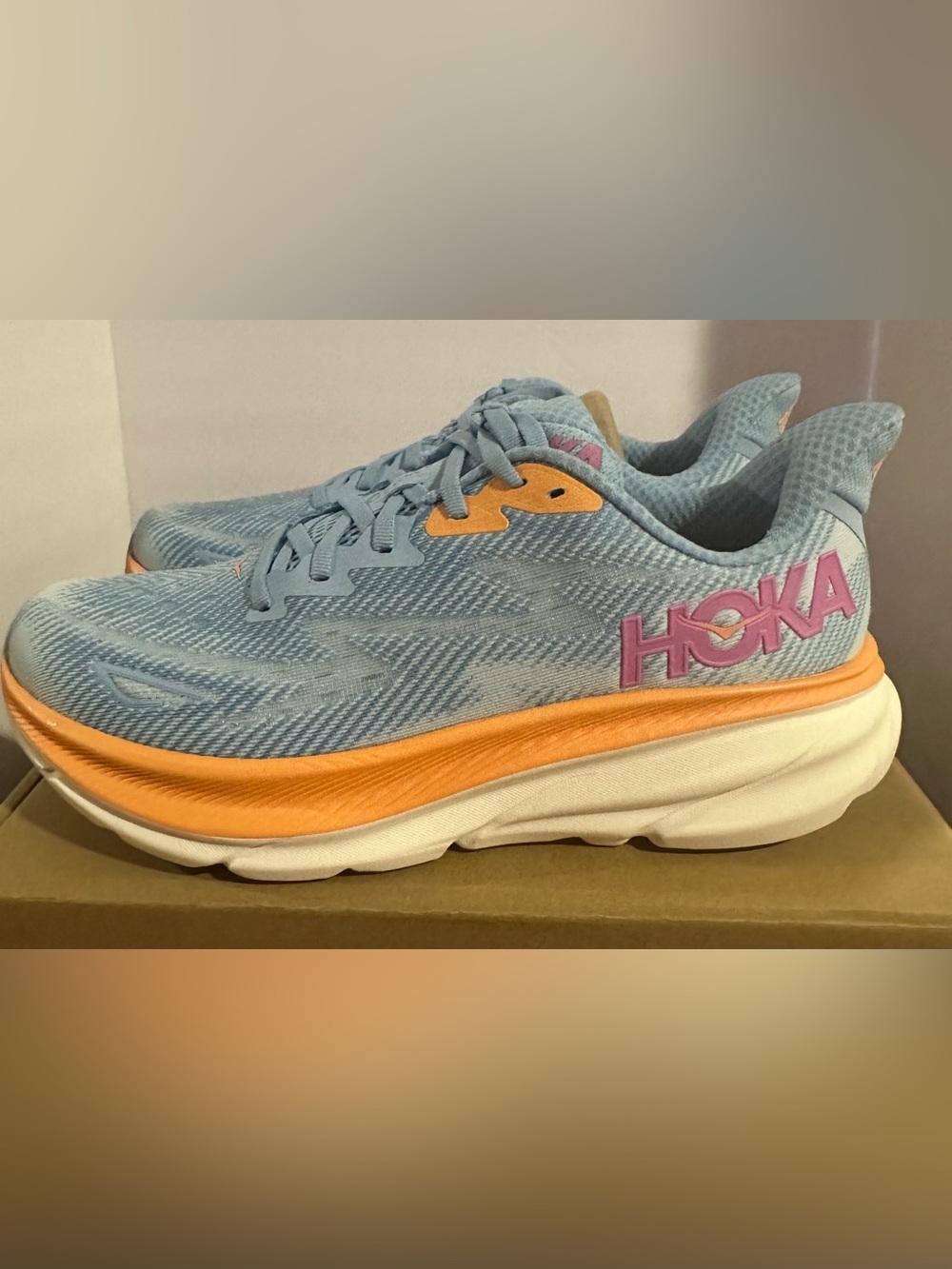 NWT - Hoka One Clifton 9 Women's Sneakers, Light blue with Pink Logo, Sz US 9.5B